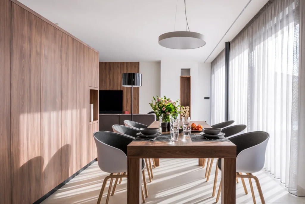 Interiér bytu s důrazem na světlo a dřevo