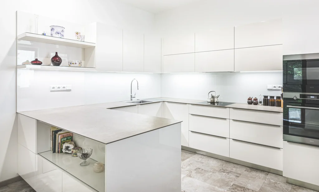 Minimalistická bílá kuchyň s čistými liniemi